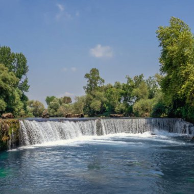 Güneşli bir yaz gününde Türkiye 'nin Antalya ilinde Manavgat şelalesi ve nehri