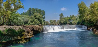 Güneşli bir yaz gününde Türkiye 'nin Antalya ilinde Manavgat şelalesi ve nehri