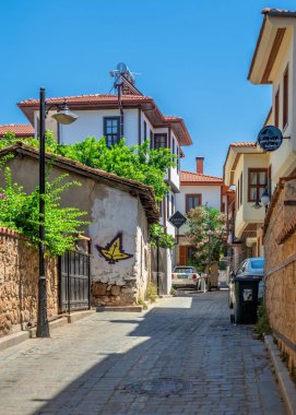 Antalya, Türkiye 19.07.2021. Türkiye 'nin eski Antalya kentinin sokakları, güneşli bir yaz gününde