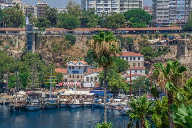 Antalya, Türkiye 19.07.2021. Türkiye 'nin eski Antalya kentindeki Roma limanı, güneşli bir yaz gününde