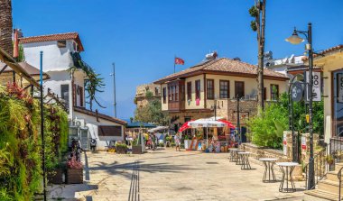 Antalya, Türkiye 19.07.2021. Türkiye 'nin eski Antalya kentinin sokakları, güneşli bir yaz gününde