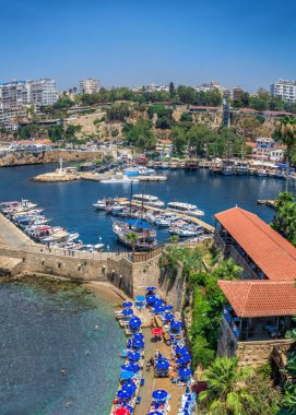 Antalya, Türkiye 19.07.2021. Türkiye 'nin eski Antalya kentindeki Roma limanı, güneşli bir yaz gününde