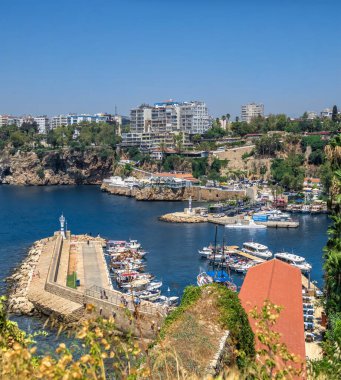 Antalya, Türkiye 19.07.2021. Türkiye 'nin eski Antalya kentindeki Roma limanı, güneşli bir yaz gününde