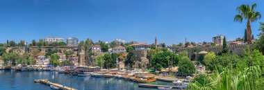 Antalya, Türkiye 19.07.2021. Türkiye 'nin eski Antalya kentindeki Roma limanı, güneşli bir yaz gününde