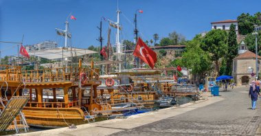 Antalya, Türkiye 19.07.2021. Güneşli bir yaz gününde Türkiye 'nin Antalya limanında keyif gemileri
