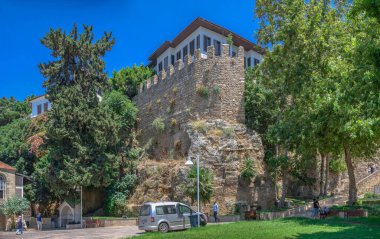 Antalya, Türkiye 19.07.2021. Türkiye 'nin eski Antalya kentindeki Roma limanı, güneşli bir yaz gününde