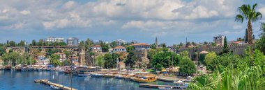 Antalya, Türkiye 19.07.2021. Türkiye 'nin eski Antalya kentindeki Roma limanı, güneşli bir yaz gününde