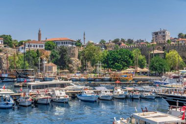 Antalya, Türkiye 19.07.2021. Güneşli bir yaz gününde Türkiye 'nin Antalya limanında keyif gemileri