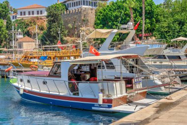 Antalya, Türkiye 19.07.2021. Güneşli bir yaz gününde Türkiye 'nin Antalya limanında keyif gemileri