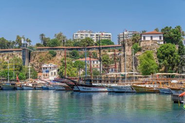 Antalya, Türkiye 19.07.2021. Güneşli bir yaz gününde Türkiye 'nin Antalya limanında keyif gemileri