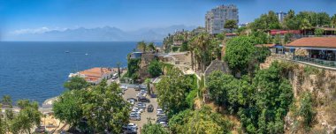 Antalya, Türkiye 19.07.2021. Türkiye 'nin eski Antalya kentindeki Roma limanı, güneşli bir yaz gününde