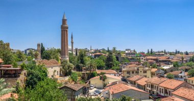 Antalya, Türkiye 19.07.2021. Güneşli bir yaz gününde Türkiye 'nin eski Antalya kentinin panoramik manzarası