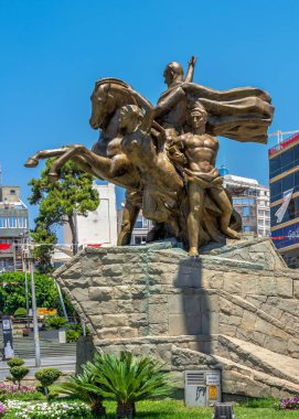 Antalya, Türkiye 19.07.2021. Türkiye 'nin eski Antalya kentindeki Ulusal Yükseliş Anıtı, güneşli bir yaz gününde