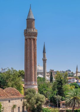 Antalya, Türkiye 19.07.2021. Türkiye 'nin Antalya kentindeki Yivli Minare Camii veya Alaaddin Camii, güneşli bir yaz gününde