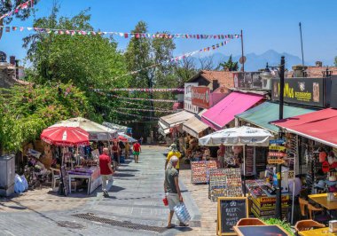 Antalya, Türkiye 19.07.2021. Türkiye 'nin eski Antalya kentinin sokakları, güneşli bir yaz gününde