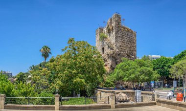 Antalya, Türkiye 19.07.2021. Türkiye 'de Antalya Saat Kulesi güneşli bir yaz gününde