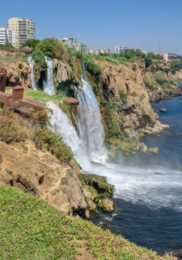 Antalya, Türkiye 19.07.2021. Türkiye 'nin Antalya kentinde güneşli bir yaz gününde Duden Şelaleleri veya Lara Şelalesi