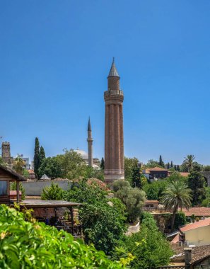 Antalya, Türkiye 19.07.2021. Türkiye 'nin Antalya kentindeki Yivli Minare Camii veya Alaaddin Camii, güneşli bir yaz gününde