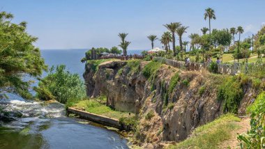 Antalya, Türkiye 19.07.2021. Türkiye 'nin Antalya kentinde güneşli bir yaz gününde Duden Şelaleleri veya Lara Şelalesi