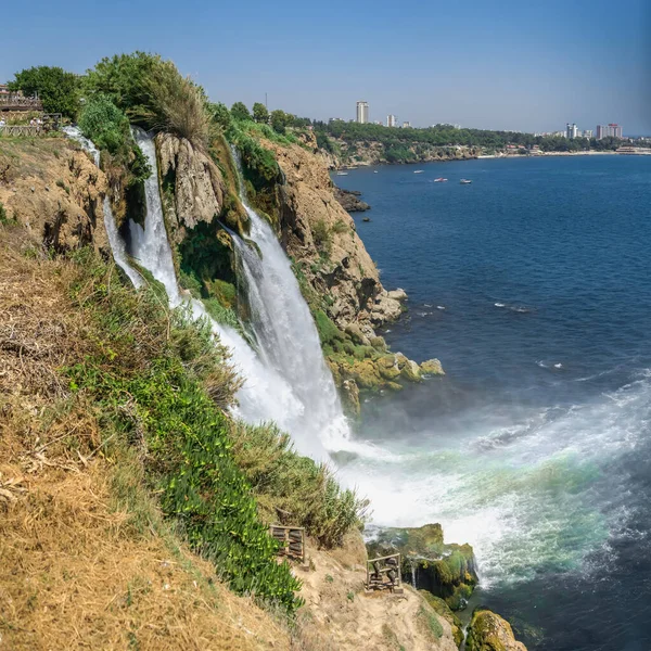 Antalya, Türkiye 19.07.2021. Türkiye 'nin Antalya kentinde güneşli bir yaz gününde Duden Şelaleleri veya Lara Şelalesi