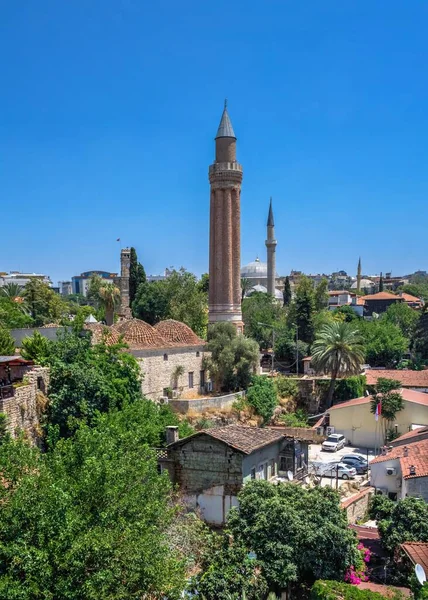 Antalya, Türkiye 19.07.2021. Türkiye 'nin Antalya kentindeki Yivli Minare Camii veya Alaaddin Camii, güneşli bir yaz gününde