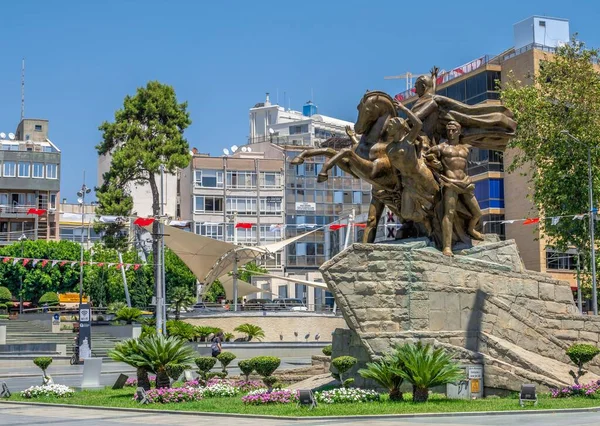 Antalya, Türkiye 19.07.2021. Türkiye 'nin eski Antalya kentindeki Ulusal Yükseliş Anıtı, güneşli bir yaz gününde