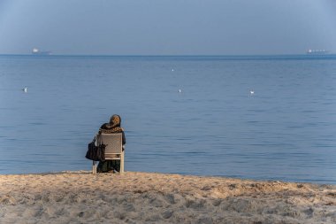 Odessa, Ukrayna 03.03.2020. Odessa, Ukrayna 'daki Langerone plajında kasvetli bir bahar günü.