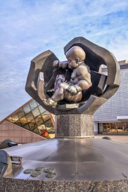 Odessa, Ukrayna 04.02.2022. Ukrayna 'nın Odessa limanındaki Altın Çocuk Anıtı