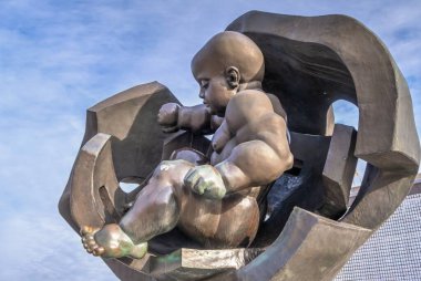 Odessa, Ukrayna 04.02.2022. Ukrayna 'nın Odessa limanındaki Altın Çocuk Anıtı