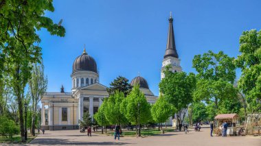 Odessa, Ukrayna 06.05.2022. Güneşli bir bahar gününde Ukrayna, Odessa 'daki Katedral Meydanı