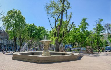 Odessa, Ukrayna 06.05.2022. Güneşli bir bahar gününde Ukrayna, Odessa 'daki Katedral Meydanı