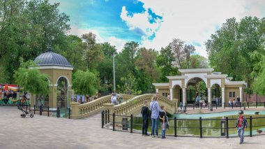 Odessa, Ukrayna 14.05.2022. Güneşli bir bahar günü Ukrayna 'daki savaş sırasında Odessa Hayvanat Bahçesi' ne giriş.