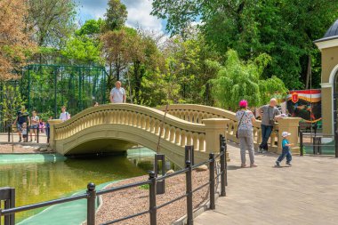 Odessa, Ukrayna 14.05.2022. Güneşli bir bahar gününde Ukrayna 'daki Odessa Hayvanat Bahçesi' nin sokakları