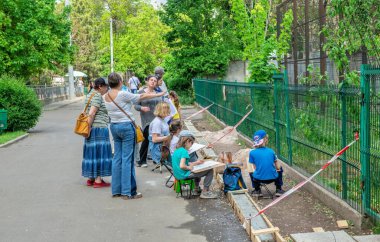 Odessa, Ukrayna 14.05.2022. Güneşli bir bahar gününde Ukrayna 'daki Odessa Hayvanat Bahçesi' nin sokakları