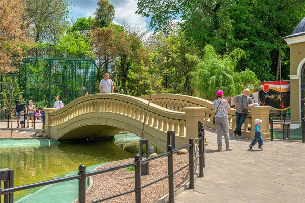 Odessa, Ukrayna 14.05.2022. Güneşli bir bahar gününde Ukrayna 'daki Odessa Hayvanat Bahçesi' nin sokakları