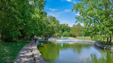 Odessa, Ukrayna 27.05.2022. Güneşli bir bahar gününde Ukrayna 'nın Odessa kentindeki Özgürlük Parkı' nda yapay göl.