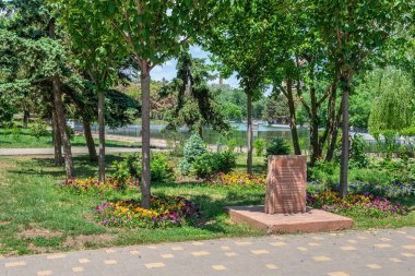 Odessa, Ukrayna 27.05.2022. Odessa, Ukrayna 'daki Liberty Park' ın arka sokaklarında güneşli bir bahar günü