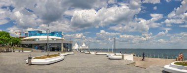 Odessa, Ukrayna 27.05.2022. Ukrayna 'daki savaş sırasında Odessa' daki Lanzheron Sahili 'nde güneşli bir bahar günü.
