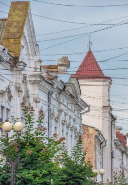 Kolomia, Ukrayna 10.07.2021. Ukrayna 'nın eski Kolomia kasabasında bulutlu bir yaz gününde binalar