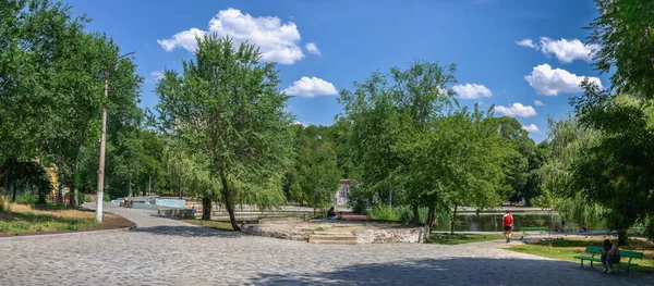 우크라이나 오데사 우크라이나 오데사에 공원의 2022 앨리는 여름날이다 — 스톡 사진
