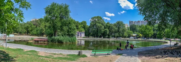 オデッサ ウクライナ28 2022夏の晴れた日にウクライナのオデッサのDyukosky公園の人工湖 — ストック写真