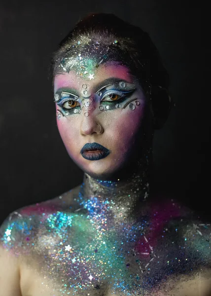 Portrét Mladé Modelky Kreativním Make Upem Broušenými Kameny Piercing — Stock fotografie