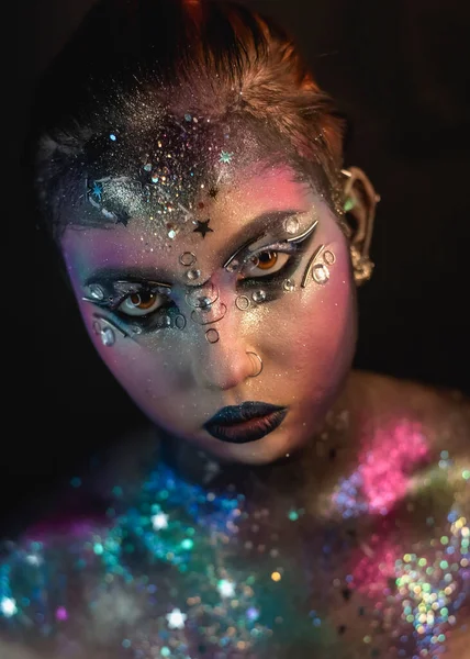Portret Młodej Modelki Kreatywnym Makijażem Kryształkami Kolczykiem — Zdjęcie stockowe