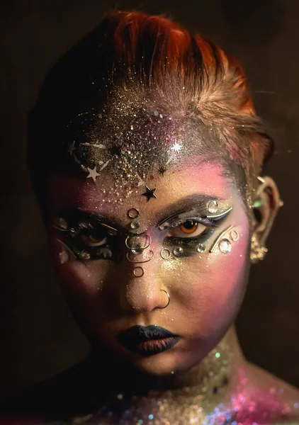 Portrét Mladé Modelky Kreativním Make Upem Broušenými Kameny Piercing — Stock fotografie