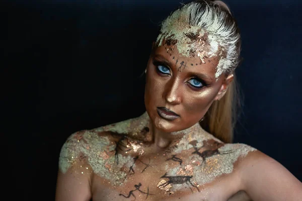 Portret Van Vrouwelijk Model Met Creatieve Prehistorische Make Met Grotschildering — Stockfoto