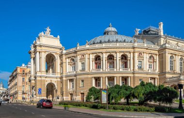 Odessa, Ukrayna 04.09.2022. Ukrayna 'da güneşli bir yaz gününde Odessa Ulusal Akademik Opera ve Bale Tiyatrosu
