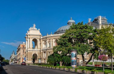 Odessa, Ukrayna 04.09.2022. Ukrayna 'da güneşli bir yaz gününde Odessa Ulusal Akademik Opera ve Bale Tiyatrosu