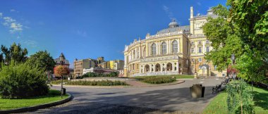 Odessa, Ukrayna 04.09.2022. Güneşli bir yaz gününde Ukrayna 'nın Odessa şehrinin tarihi merkezinde tiyatro meydanı.