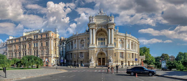 Одесса, Украина, 2022 год. Одесский национальный академический театр оперы и балета в Украине, в солнечный летний день
