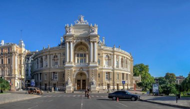 Odessa, Ukrayna 04.09.2022. Ukrayna 'da güneşli bir yaz gününde Odessa Ulusal Akademik Opera ve Bale Tiyatrosu
